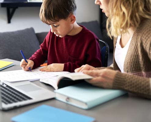Madre ayudando a su hijo a hacer los deberes