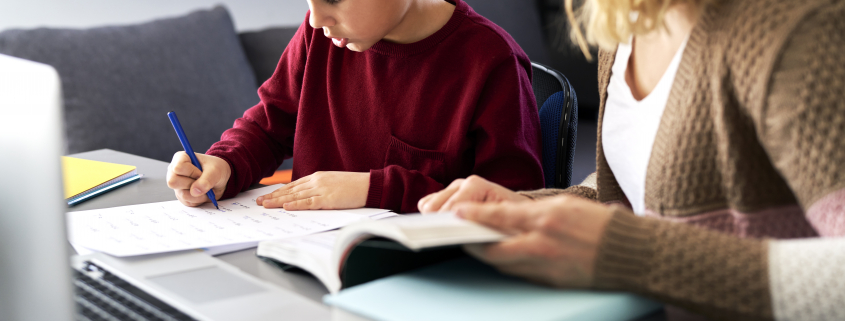 Madre ayudando a su hijo a hacer los deberes